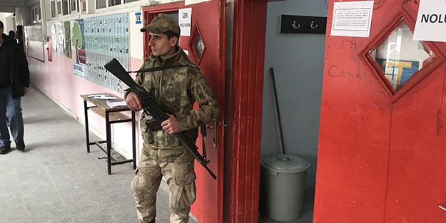 Seçmenler arasında bıçaklı kavga! Yaralılar var