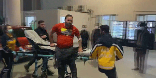 Sedyeden inip gazetecilerin üzerine koştu