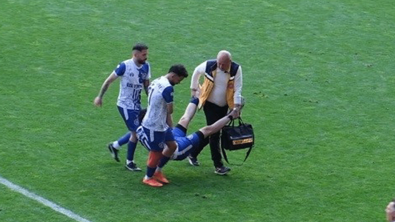 Sakatlanan futbolcu, patates çuvalı gibi saha kenarına atıldı