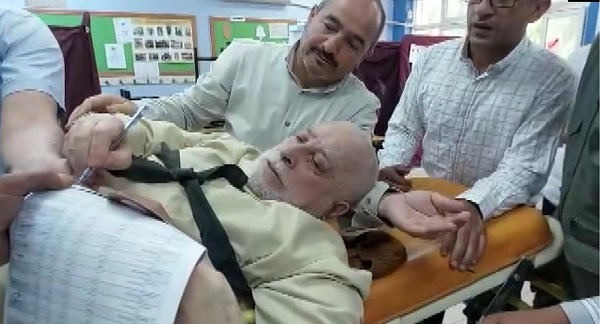 Sedyeyle oy kullanmaya gitti!