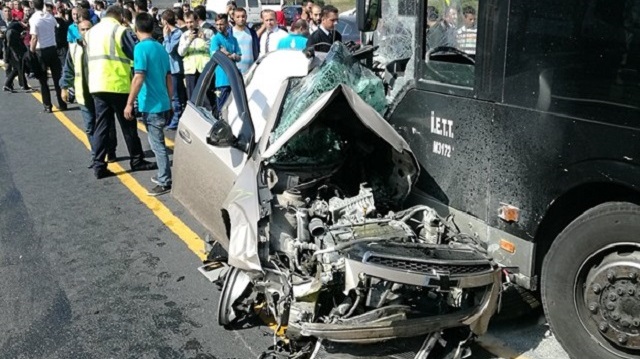 Sefaköy'de Metrobüs yolunda kaza
