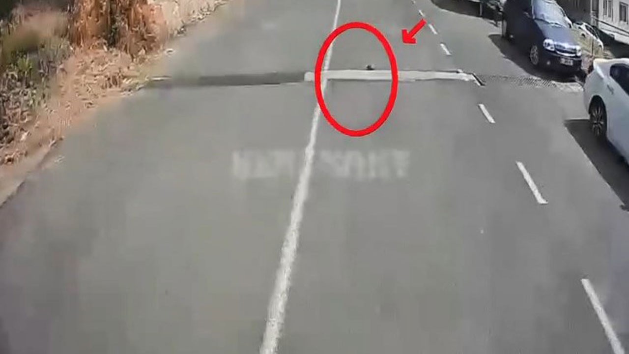 Seferi durdurup yola indi! Otobüs şoföründen alkışlanacak hareket