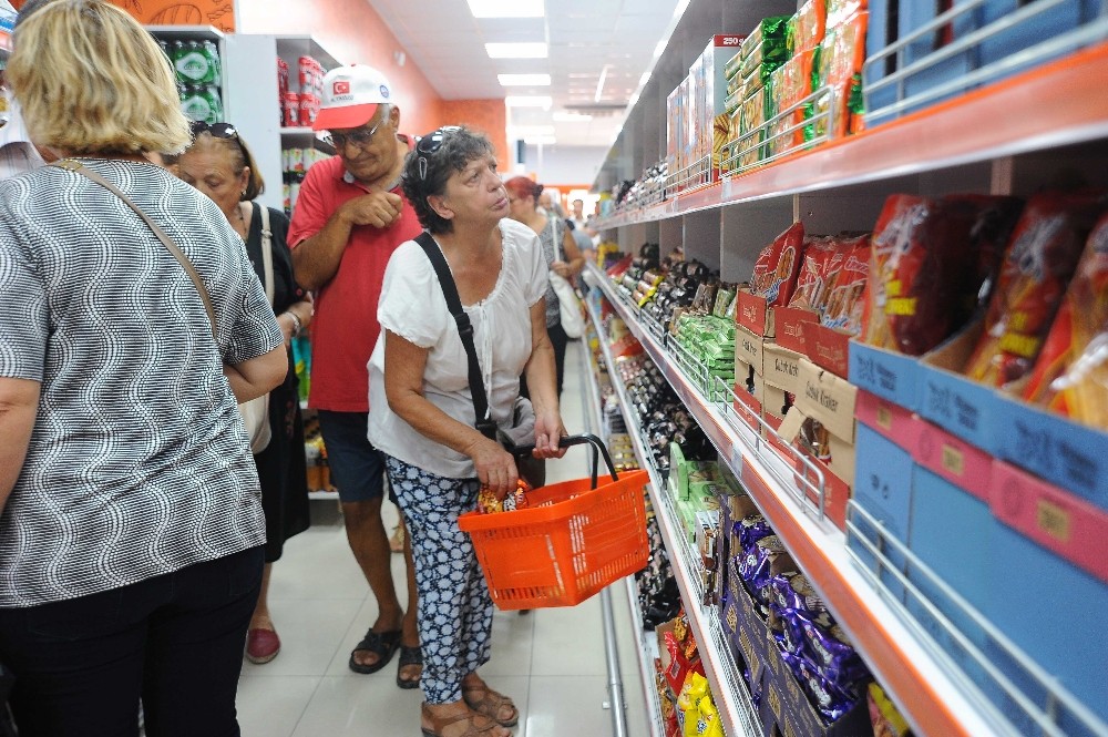 Seferihisar’ın en ucuz marketi açıldı 