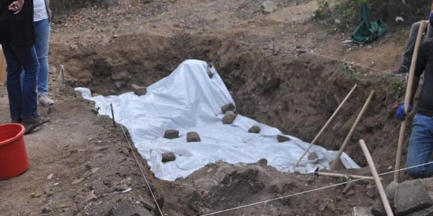 Şeftali bahçesindeki kazıda bulundu! Sır gibi saklanıyor