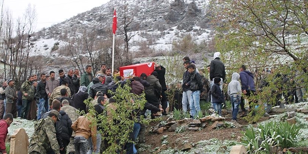 Şehid, 4 yıl önce şehid olan babasının yanına defnedildi