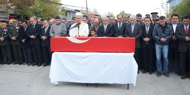 Şehid cenazesinde protokol gerginliği