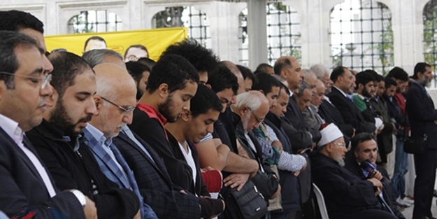 Şehid edilen İhvan üyeleri için gıyabî cenaze namazı kılındı