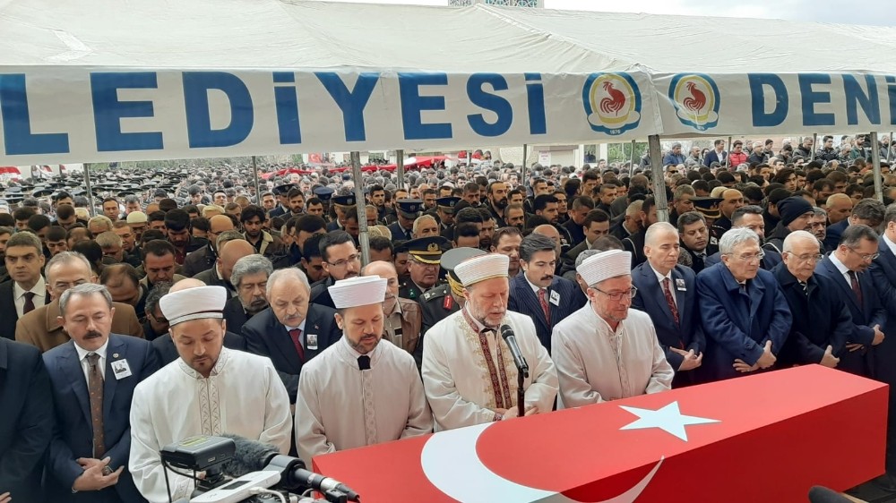 Şehidi binlerce kişi uğurladı 