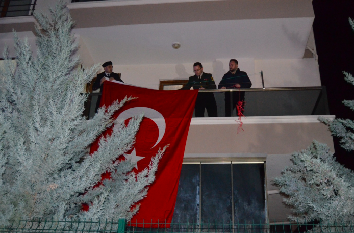 Şehidimizin Aksaray'daki baba evine Türk bayrağı asıldı