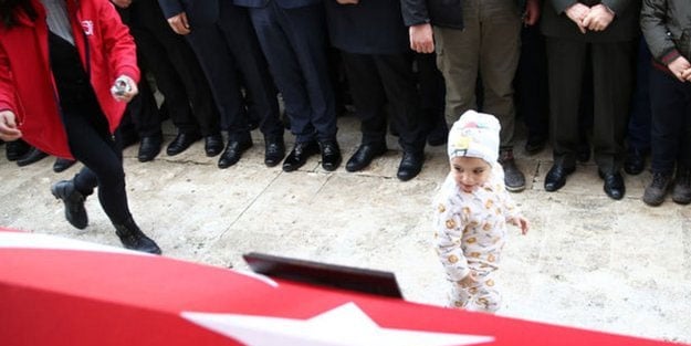 Şehidimizin minik oğlu yürekleri parçaladı! Bu bakış unutulmayacak