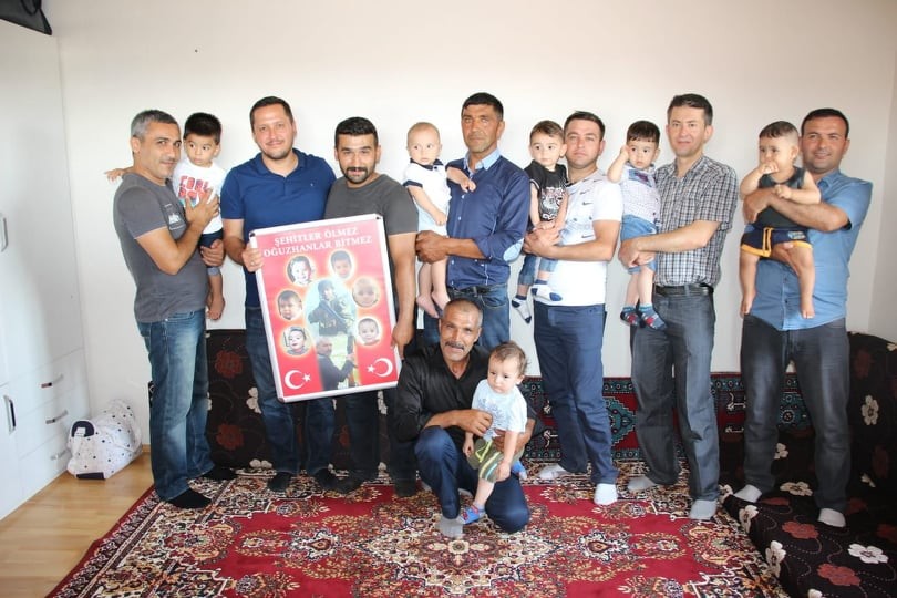 Şehidin ailesi, şehidin adını taşıyan bebekler ve aileleriyle bir arada 
