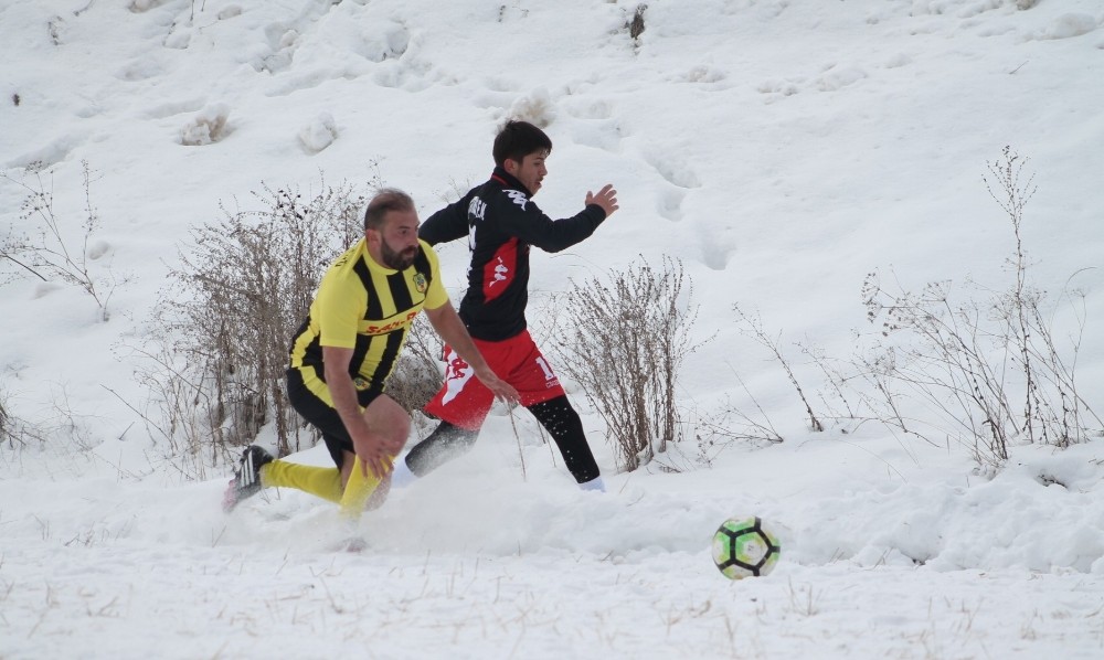 Şehidin anısına düzenlene futbol turnuvasının şampiyonu Çatıksu Taşlıbend Spor oldu 