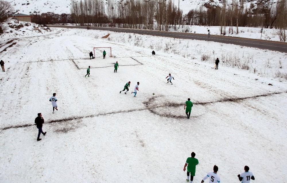 Şehidin anısına kar üzerinde futbol turnuvası 