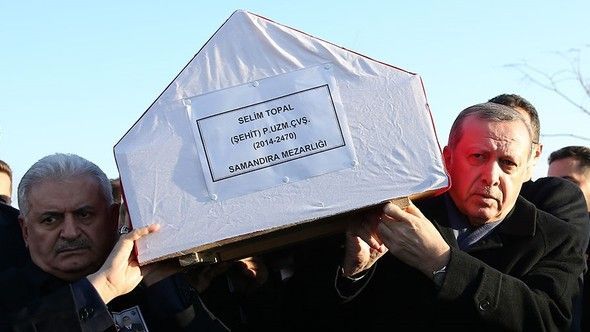Şehidin cenazesini birlikte omuzladılar!