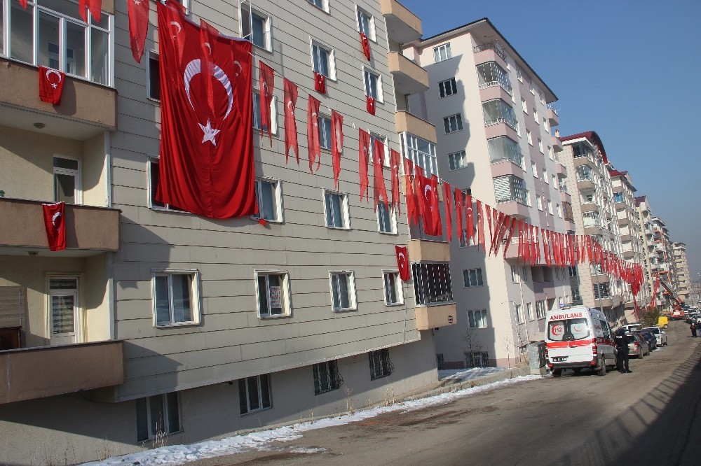 Şehidin Erzurum’daki evi Türk bayraklarıyla donatıldı 