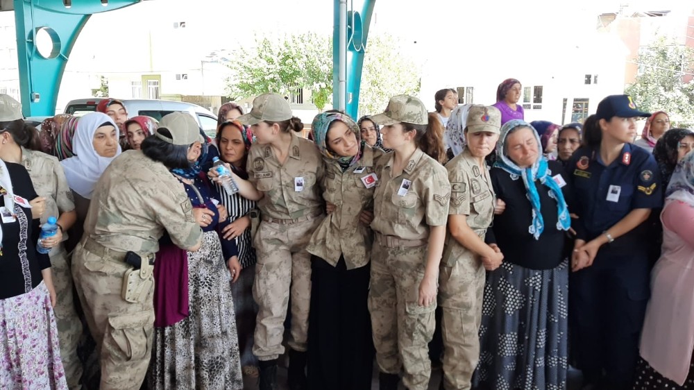 Şehidin eşi, şehit Yanık’ı üniformayla karşıladı 
