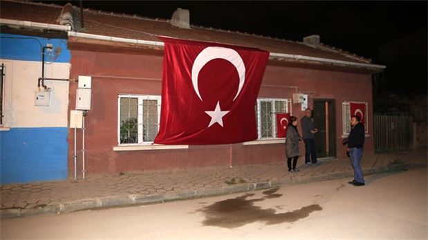 Şehidin evindeki bayrağa saldırı