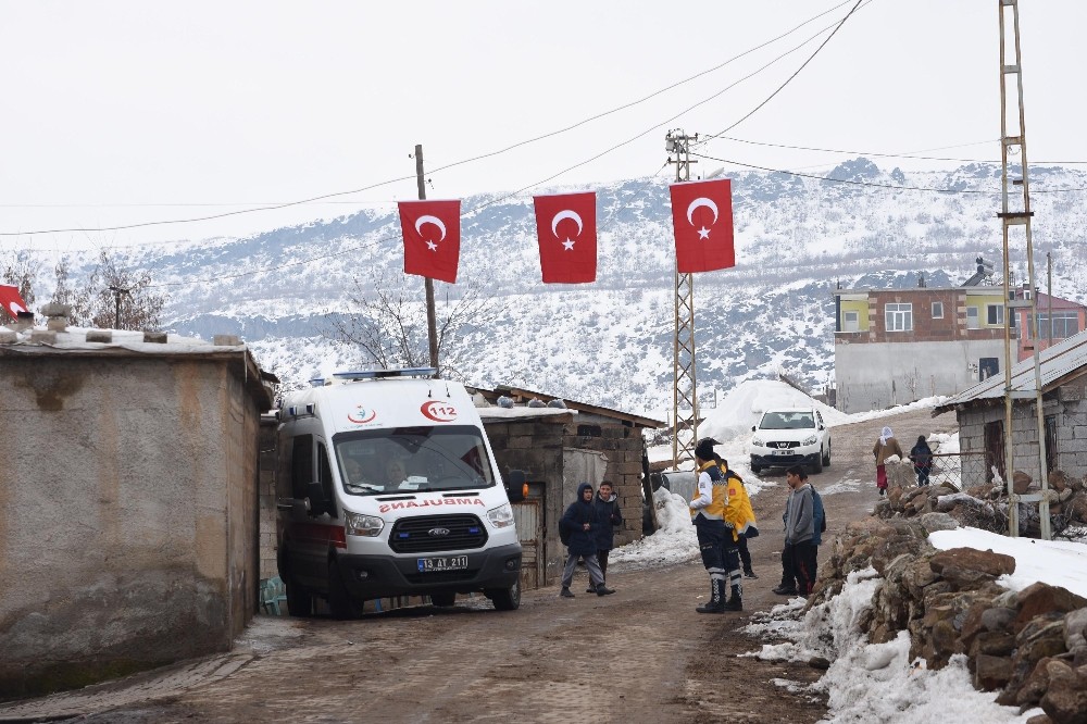 Şehidin haberi ailesine ulaştı, köyü Türk bayrakları ile donatıldı 