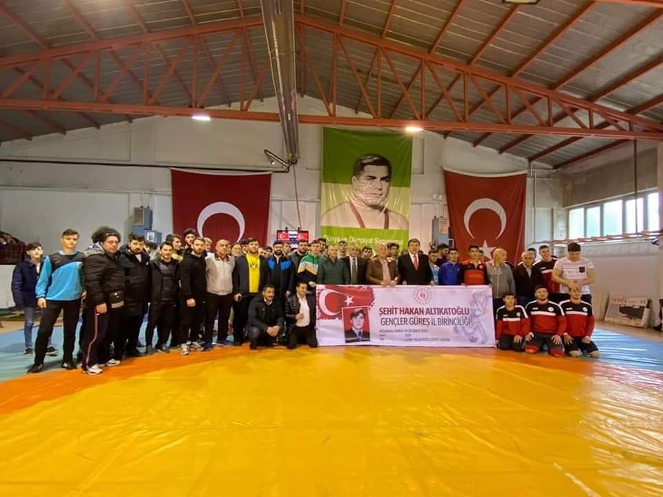 Şehidin ismi güreş turnuvasına verildi 