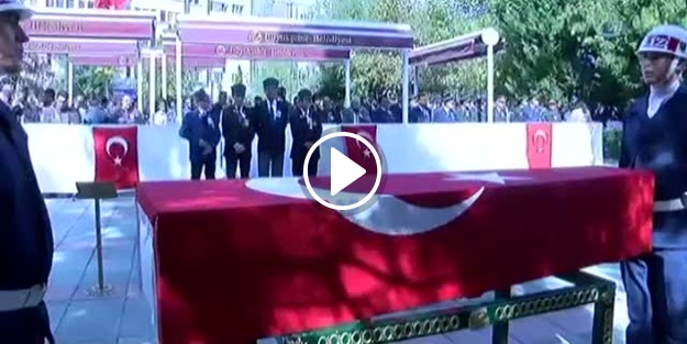 Şehidin naaşı başında nöbet tutan asker ağladı