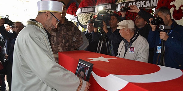 Şehidin namazını imam olan babası kıldırdı