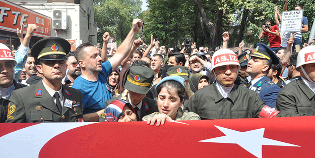 Şehidin tabutunda ağlatan not!