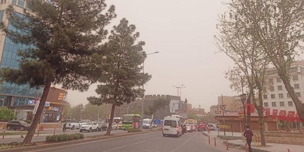 Şehir bir anda kızıla boyandı! Vatandaşlara 'dışarı çıkmayın' uyarısı