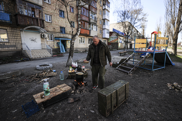 Şehir harabeye döndü! Sokakta yaşam mücadelesi veriyorlar