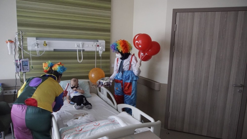 Şehir Hastanesi’nde tedavi gören çocukların 23 Nisan sevinci 