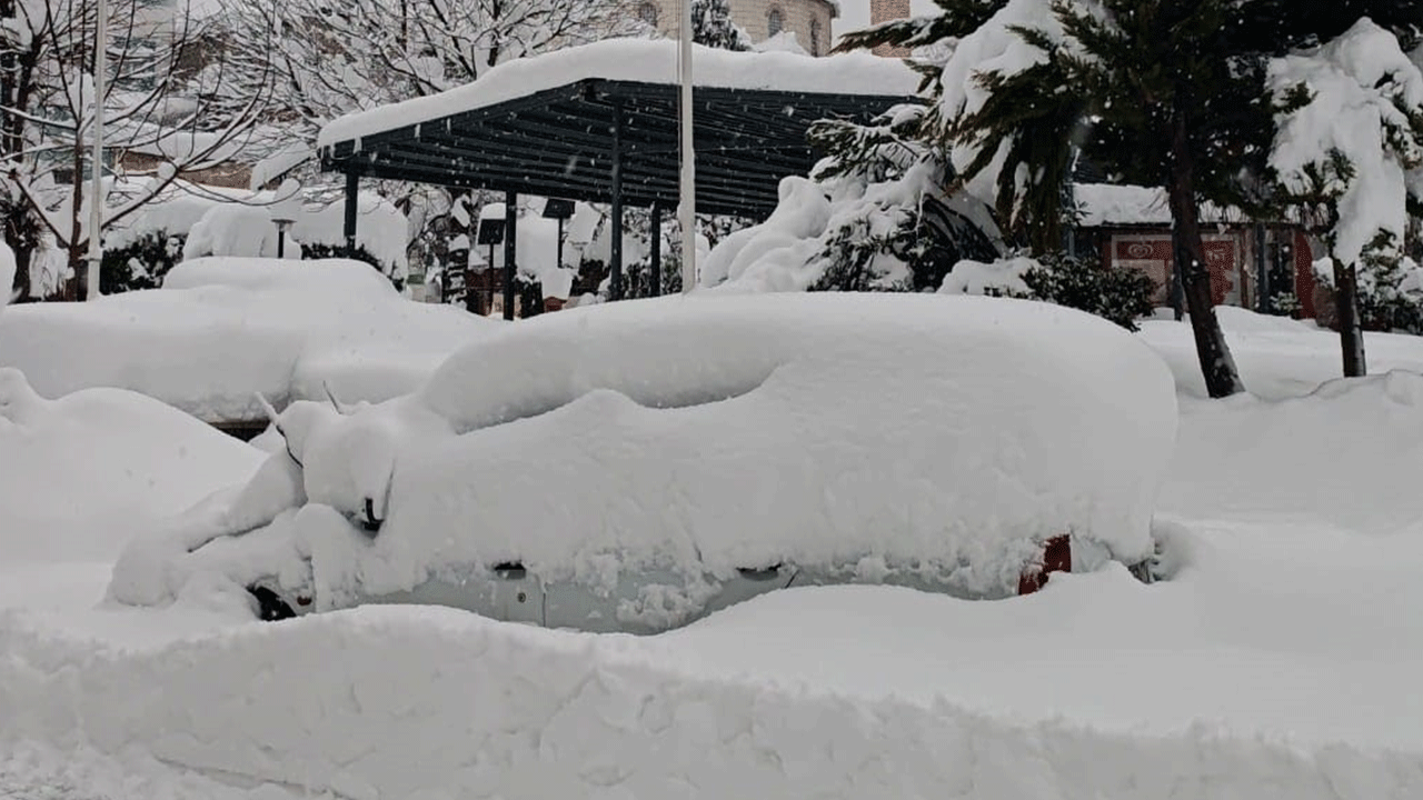 Şehir kara teslim oldu! Kar kalınlığı 1 metreye ulaştı!
