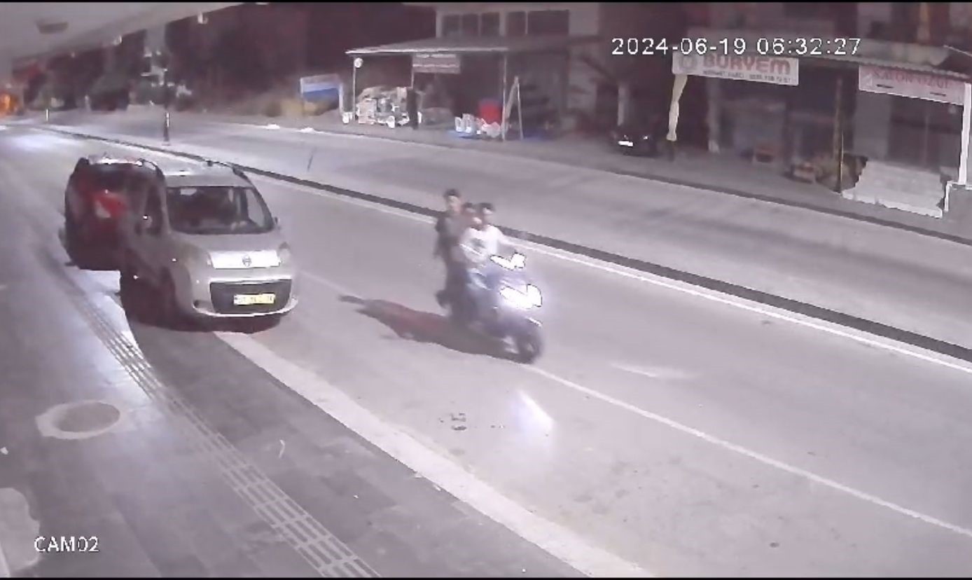 Şehir magandaları araçları ve iş yerlerini taşladılar! O anlar görüntülendi