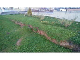 Şehir Merkezindeki caddede oluşan çökme ve çatlaklar korkuttu