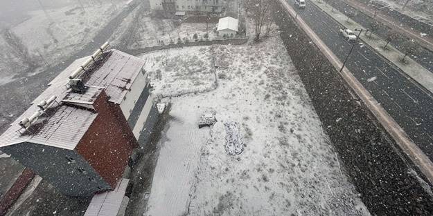 Şehir, yağan kar ile beraber beyaza büründü