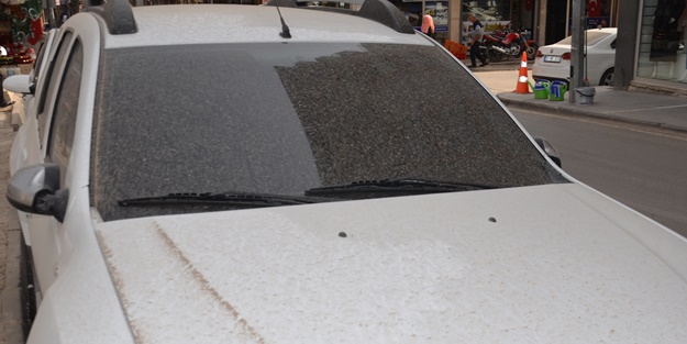 Şehirde birçok aracın üstü tozla kaplandı