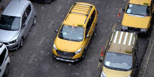 Şehirde kar ve tipi nedeniyle tır ve araçlar yolda kaldı