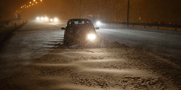 Şehirde kar yağışı, ulaşımda aksamalara neden oldu
