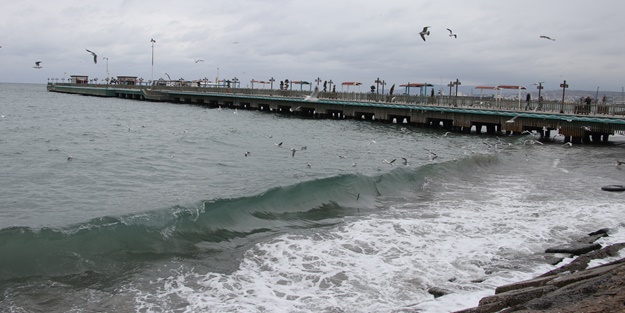 Şehirde poyraz deniz ulaşımını olumsuz etkiliyor
