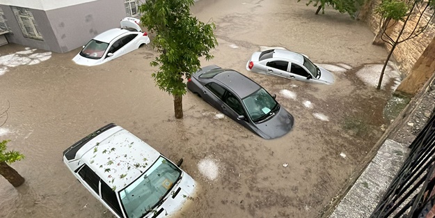 Şehirde sağanak! Bazı ev ve iş yerlerini su bastı