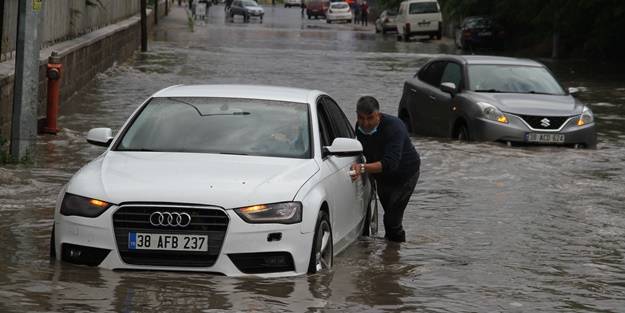 Şehirde sağanak! Hazırlıksız yakalandılar