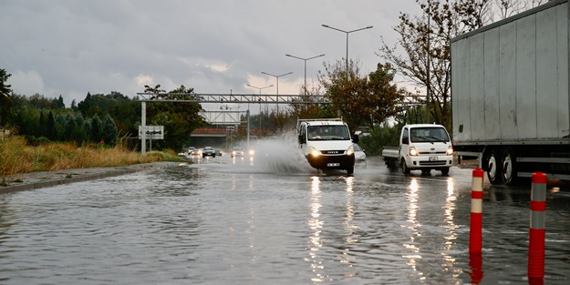 Şehirde sağanak yağış! Zor anlar