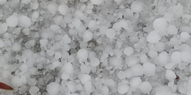 Şehirde şaşırtan dolu yağışı