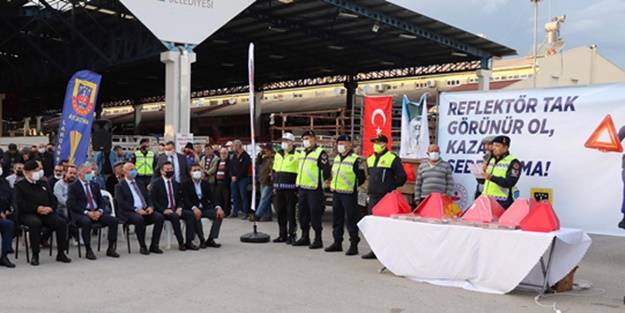 Şehirde traktör kazalarının önlenmesi için yaklaşık 3 bin reflektör dağıtıldı