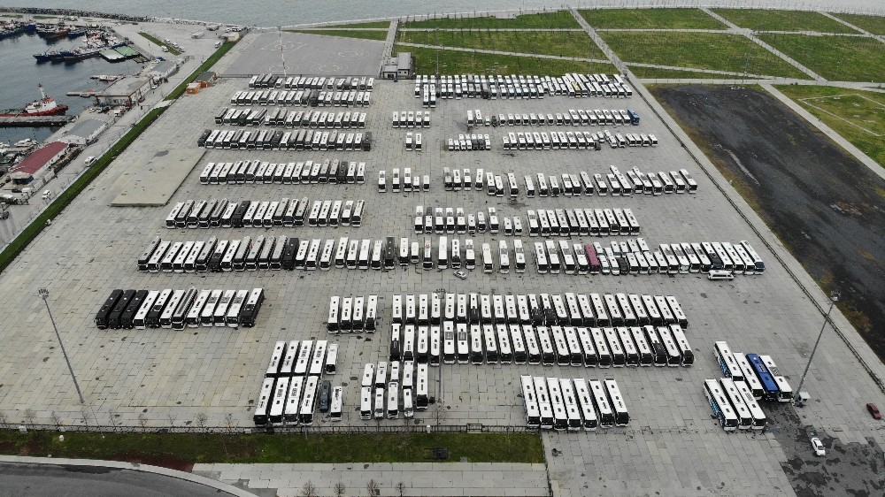 Şehirler arası hatlardan çekilen yüzlerce otobüs Yenikapı meydanını doldurdu 