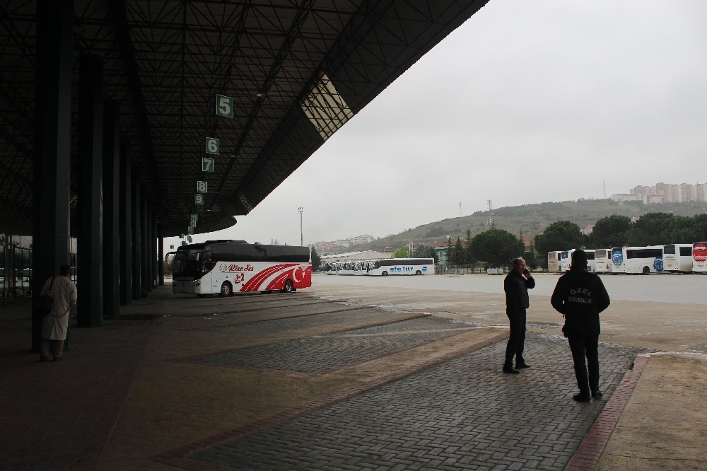 Şehirler arası seyahatteki kısıtlama başlamadan Kocaeli Şehirlerarası Otobüs Terminali boş kaldı 