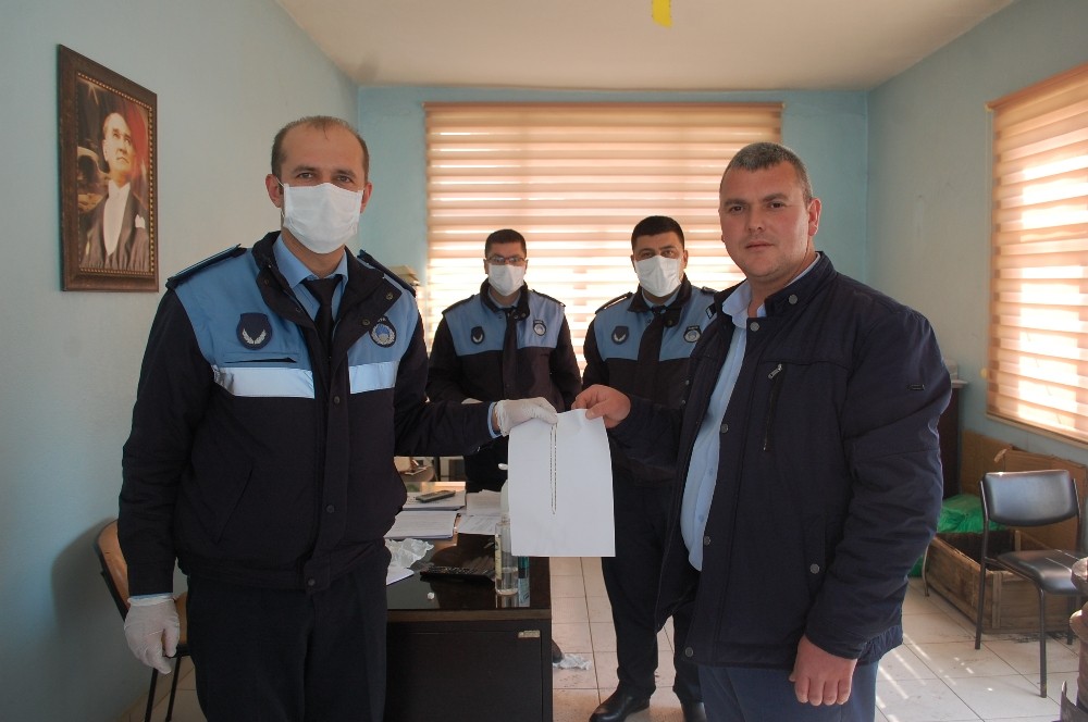 Şehit abisinden insanlık örneği: bulduğu altın kolyeyi zabıtaya teslim etti 