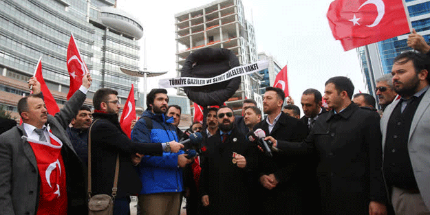 Şehit aileleri CHP önünde toplandı