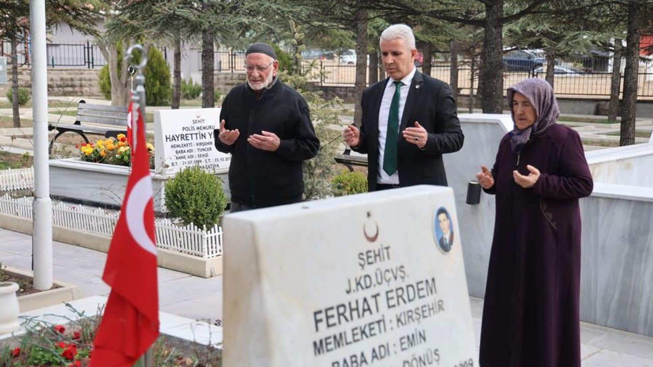 Şehit aileleri mezarlıklara koştu