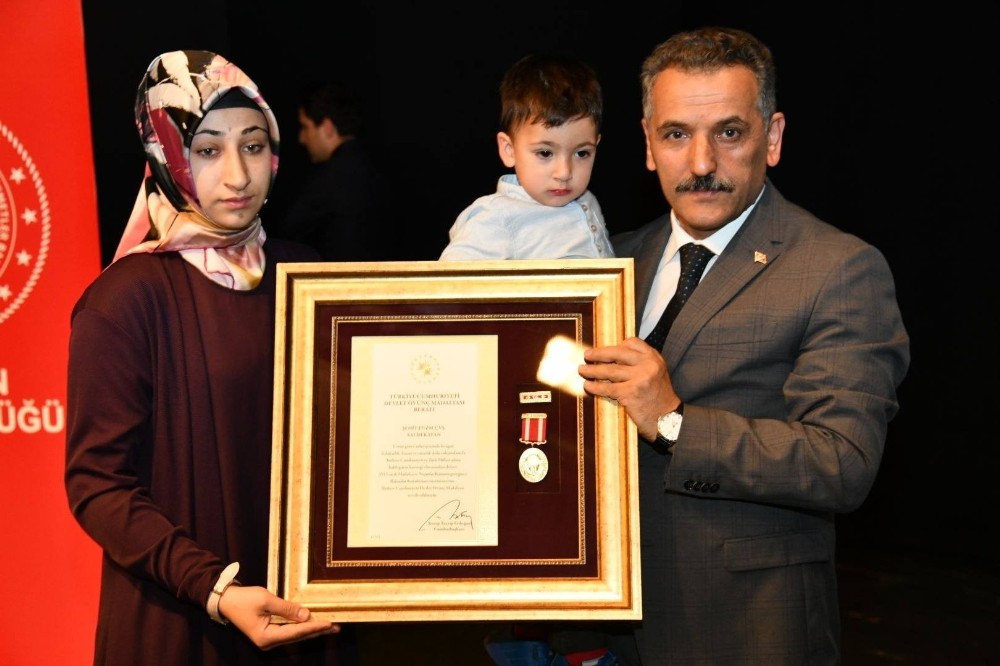 Şehit aileleri ve gazilere "Devlet Övünç Madalyası ve Beratı" 