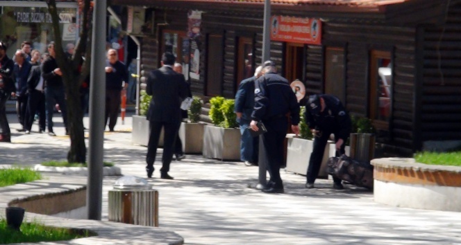 Şehit Aileleri ve Gazileri Derneği'nin önünde bomba paniği