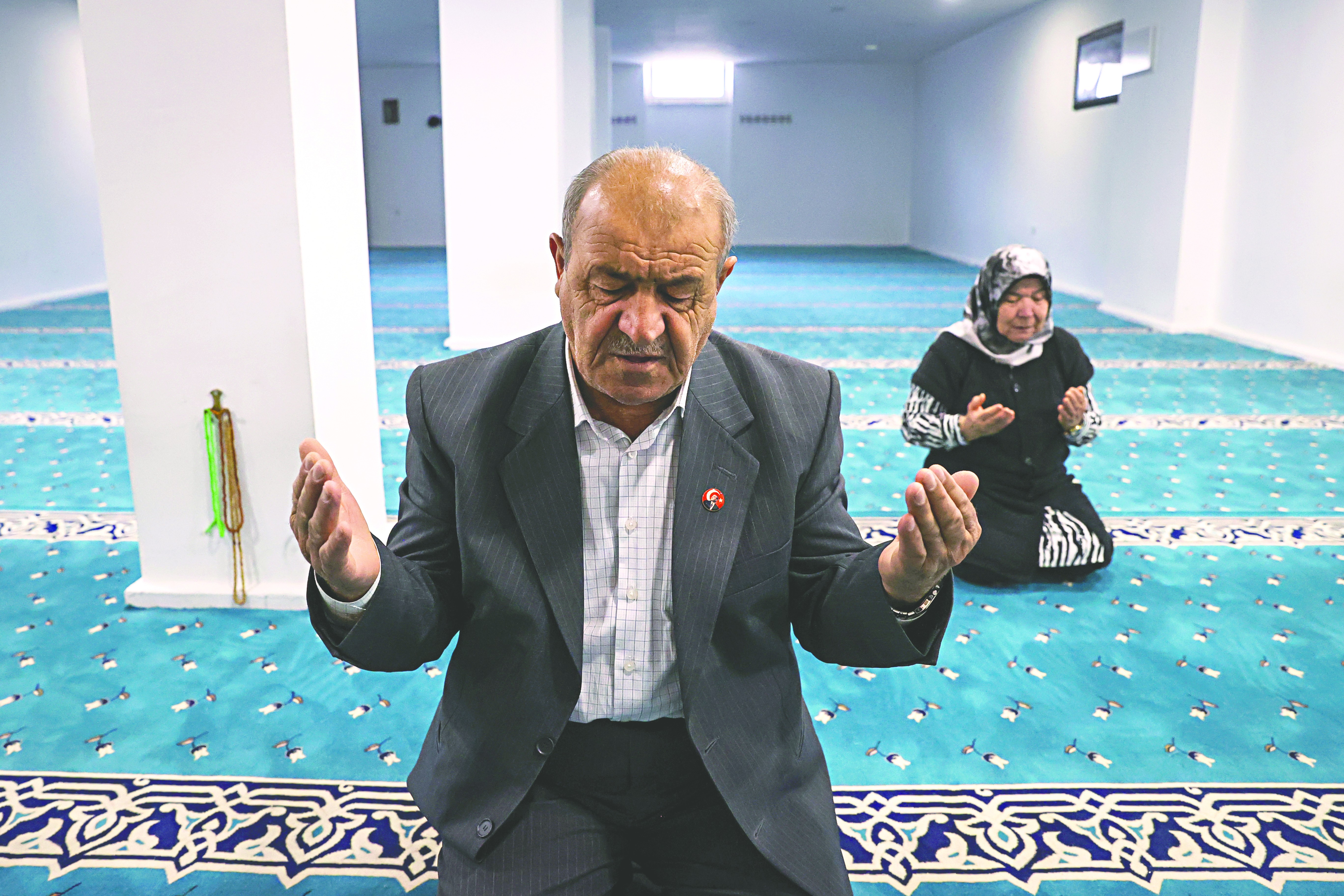 Şehit ailesi, oğullarının yapımına öncülük ettiği mescitte namaz kılıp dua etti